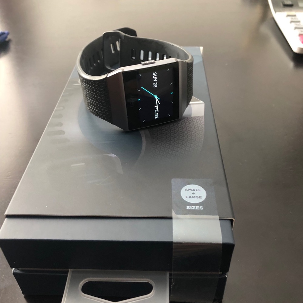 🎉FitBit Iconic GPS Smartwatch- Large🎊